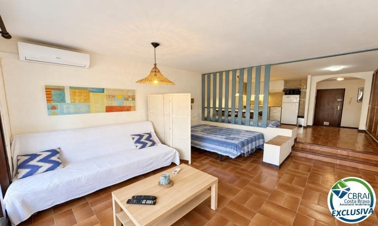 Amplio estudio con terraza y licencia turística a 80 metros  - foto 4