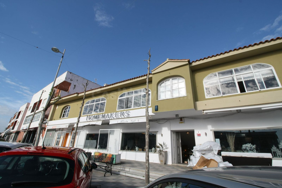 Local comercial 583m² en venta - Torreguadiaro-San Diego