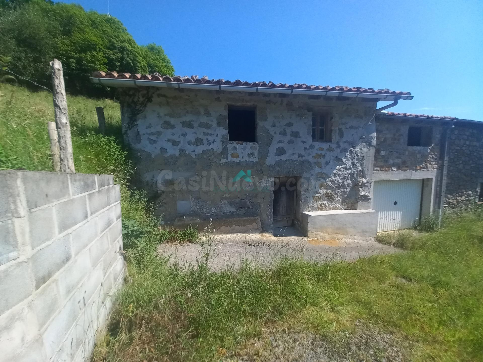 ¡Gran Oportunidad en Bustablado! Dos Casas Pareadas Conectadas con Tejado y Estructura Nuevos