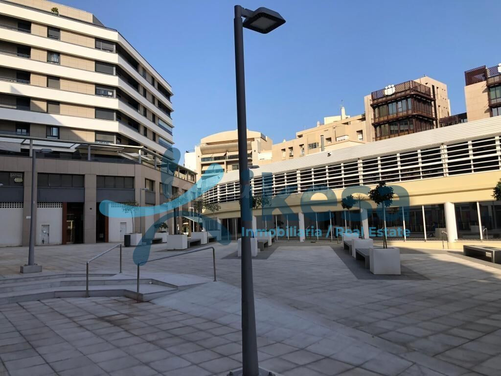 Se vende Oficina con 4 despachos muy céntrica, en la localidad de Almería