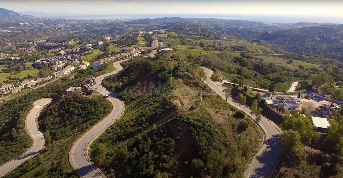 Terreno edificable en Marbella con vistas al golf y sol todo el día