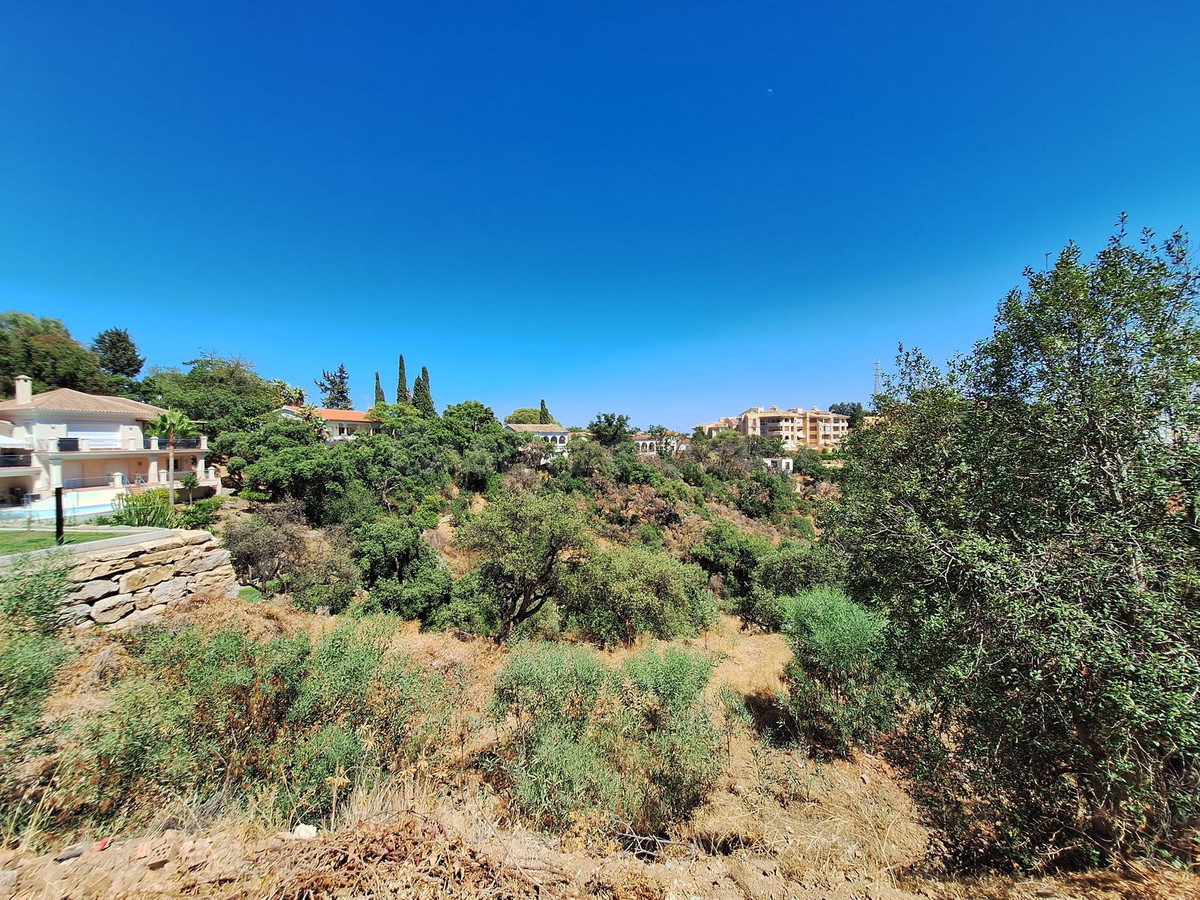 Terreno exclusivo Elviria Marbella: 1.542m2 con proyecto villa lujo