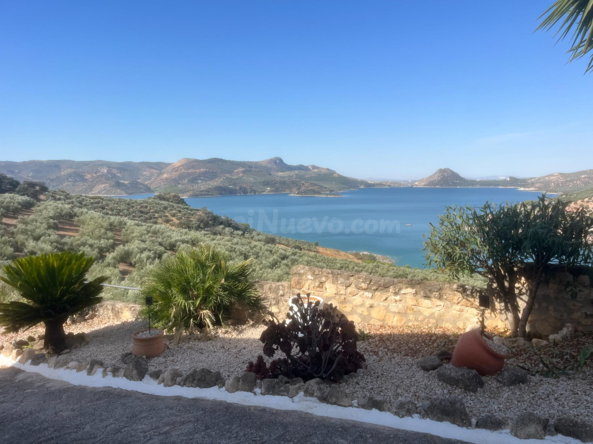 Espectacular Cortijo en Iznajar con Vistas al Lago y Amplias Instalaciones