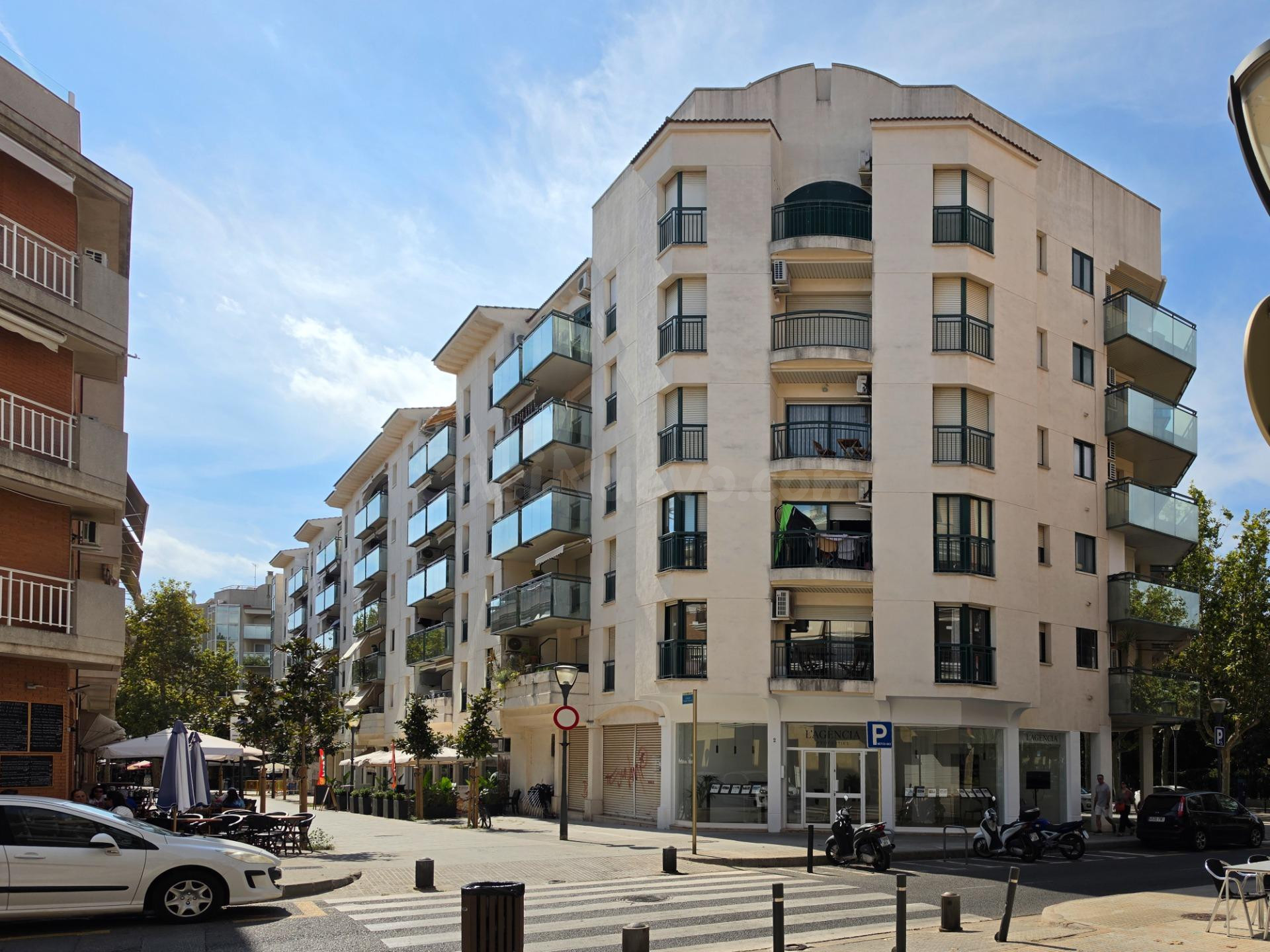 LOCAL COMERCIAL DE 60 M2 EN UNA DE LAS ZONAS MÁS TRANSITADAS DE CAMBRILS
