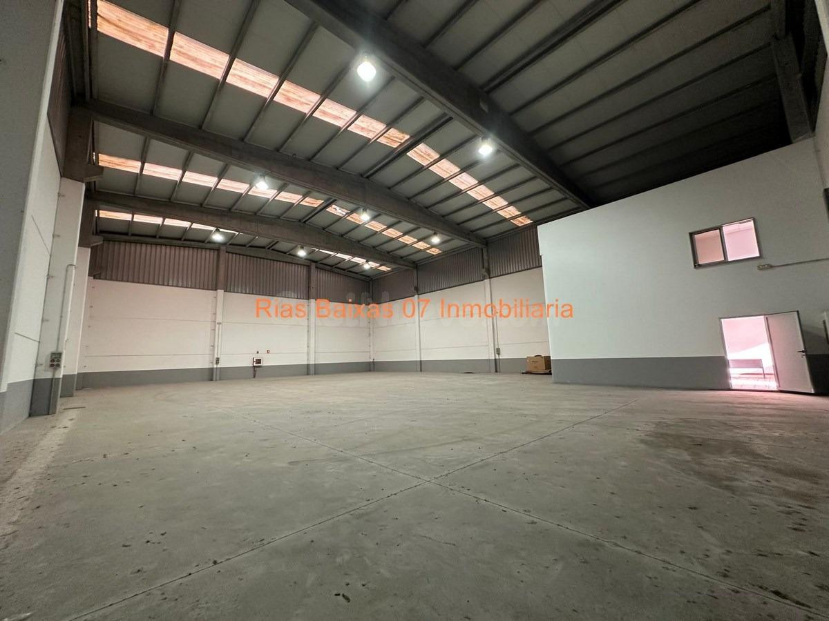 REF 7110 NAVE INDUSTRIAL 750 M2 CON OFICINAS Y 2 PORTALONES DE ENTRADA EN A GRANXA (O PORRIÑO)