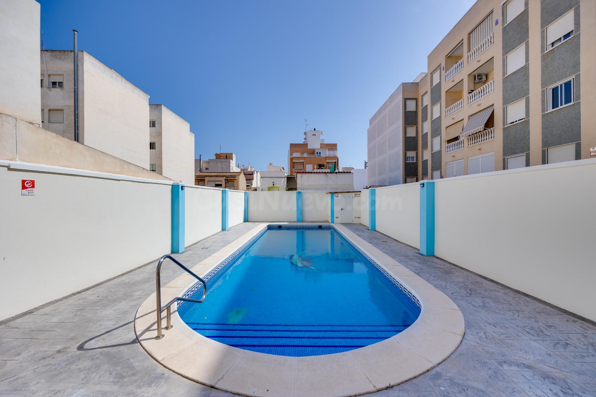 Apartamento céntrico en Torrevieja – 2 dormitorios, piscina,  parking opcional.