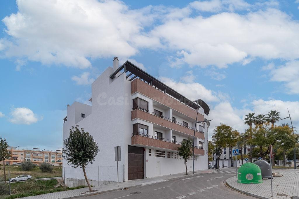 Venta de local + plaza de aparcamiento en Lucena (Córdoba)