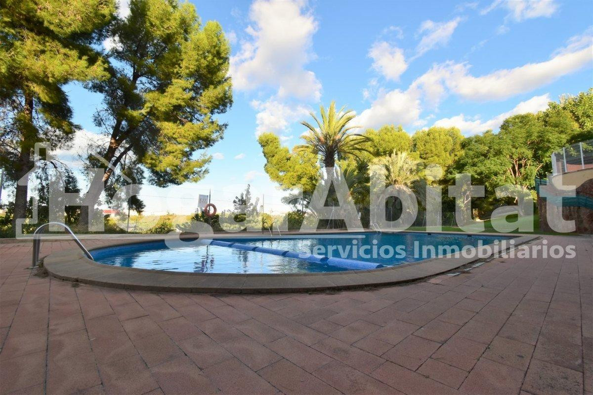 PRECIOSO ADOSADO EN URBANIZACIÓN CON PISCINA, GARAJE Y TERRAZA