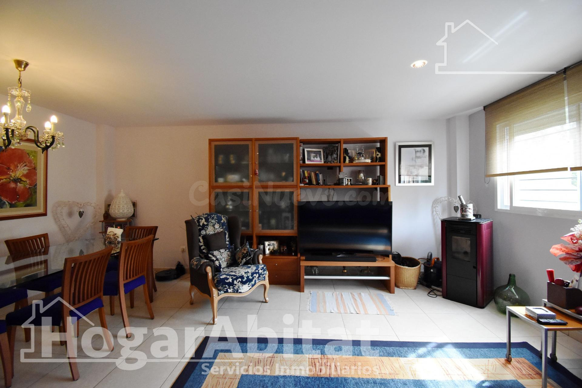PRECIOSO ADOSADO EN URBANIZACIÓN CON PISCINA, GARAJE Y TERRAZA