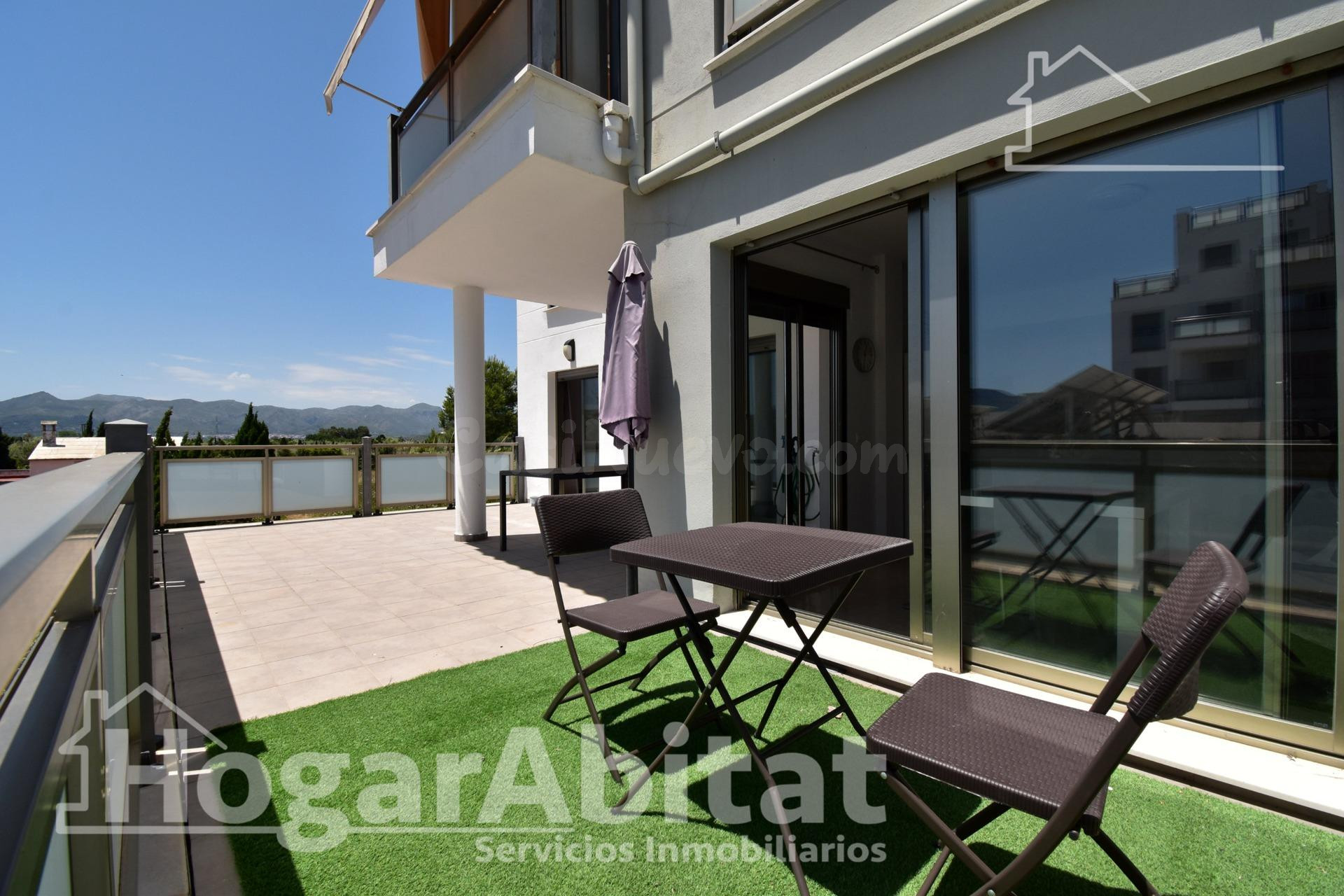 SEMINUEVO CON TERRAZA, PISCINA Y GARAJE