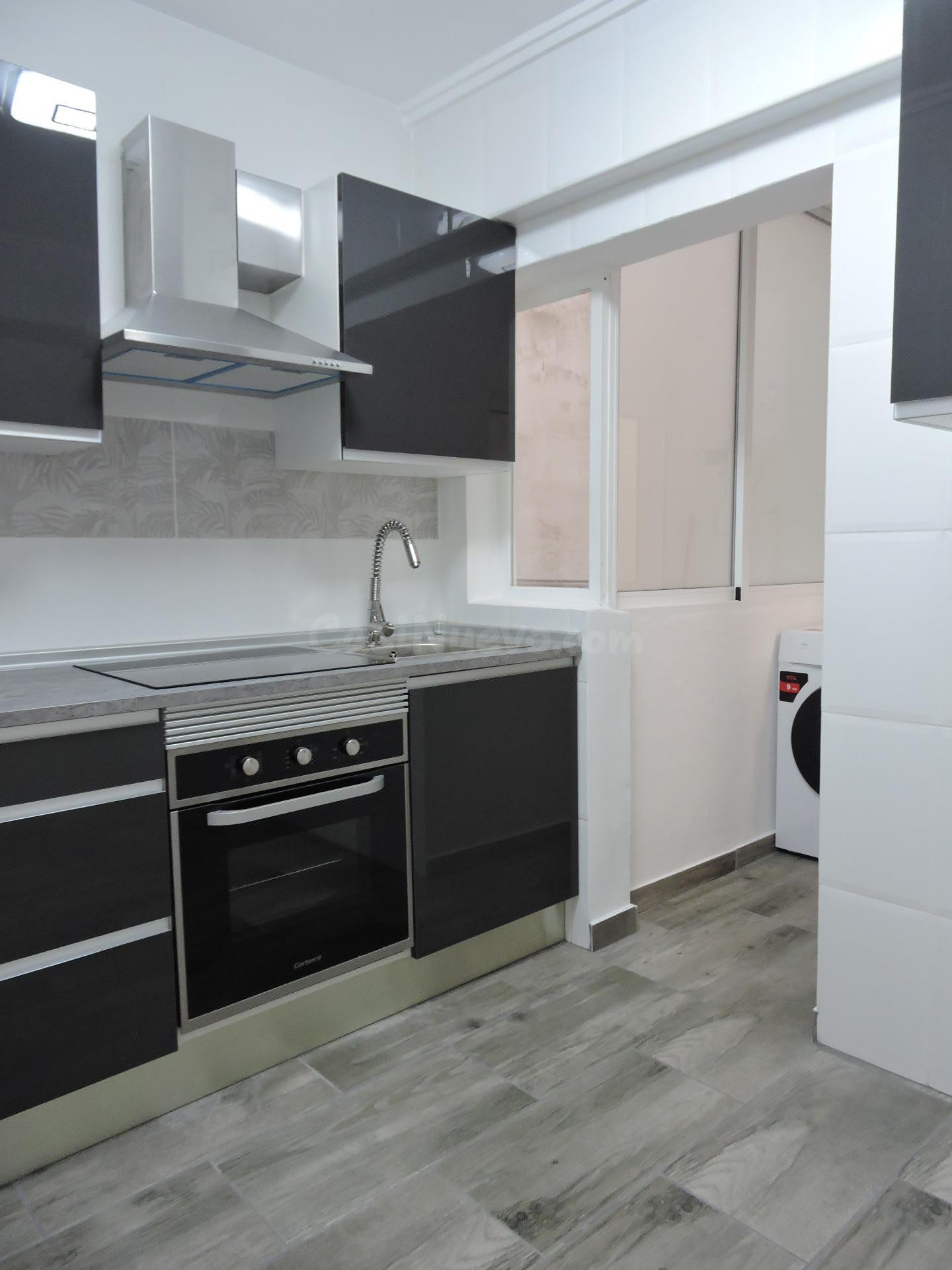 Piso de alquiler en Benicalap de 3 habitaciones, 1 baño, balcón y sin amueblar