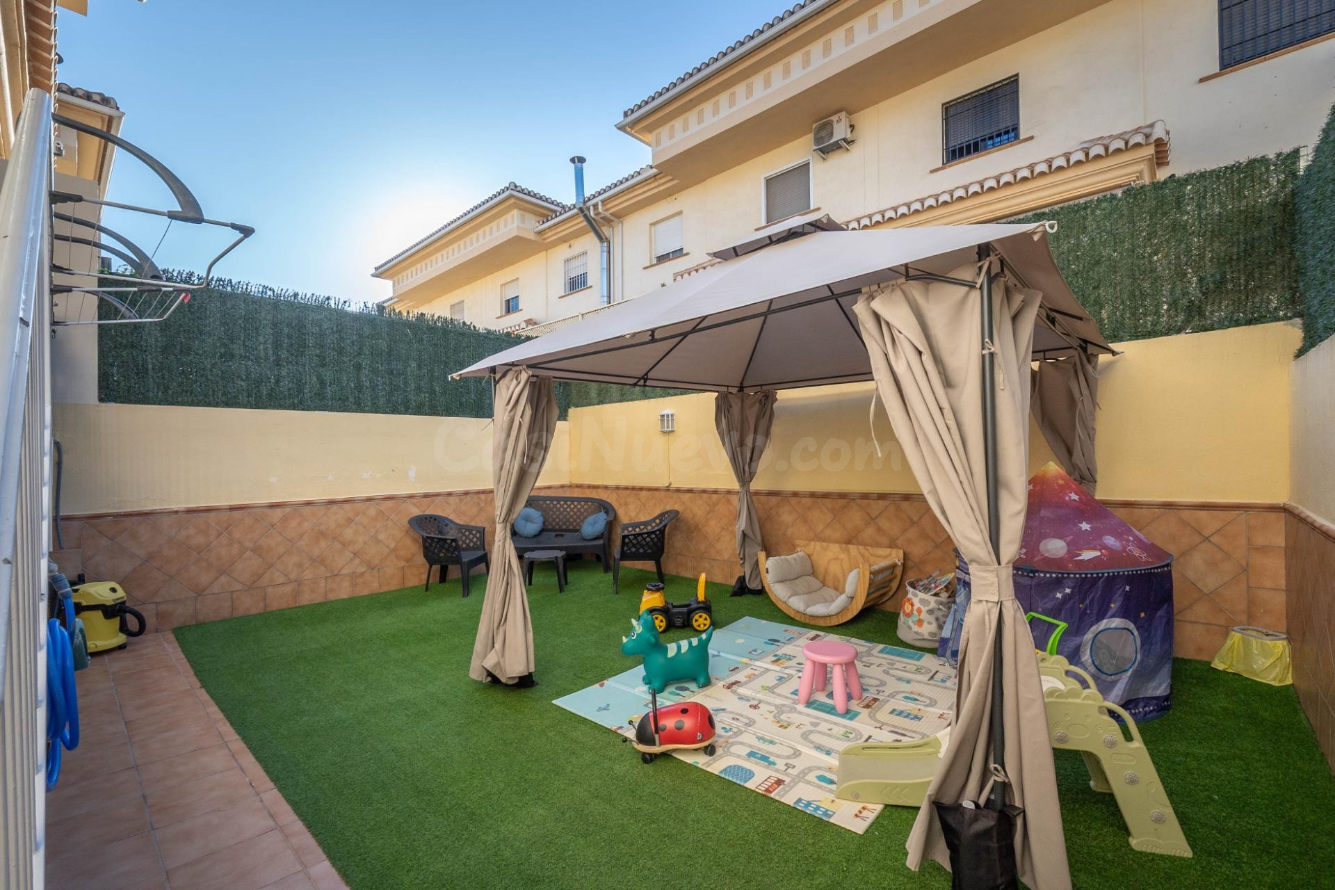 Espectacular chalet adosado en el Vial de Churriana de la Vega: eficiencia, confort y listo para entrar a vivir!