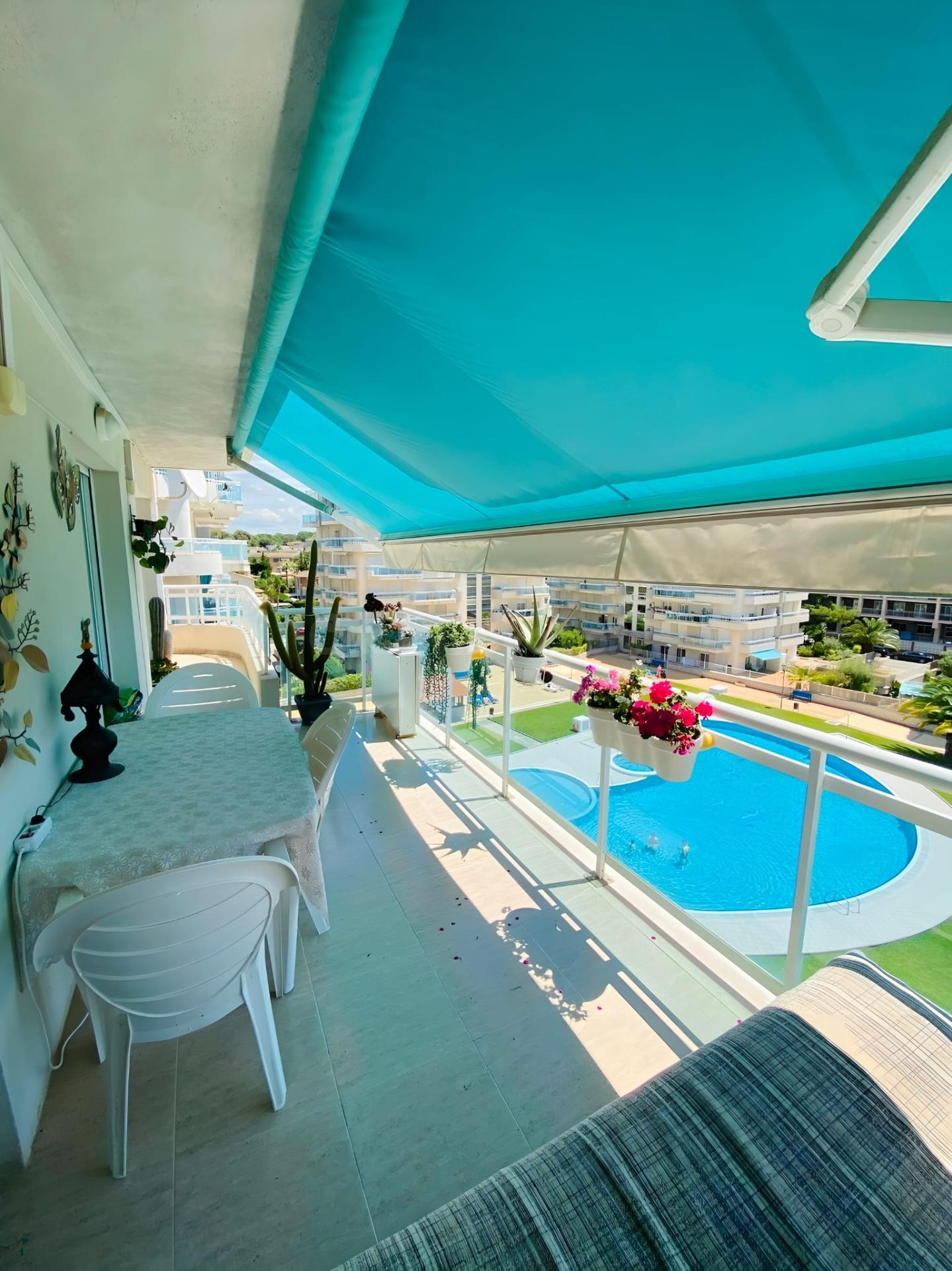 Exclusivo Piso Esquinero de Tres Dornitorios y Amplia Terraza.