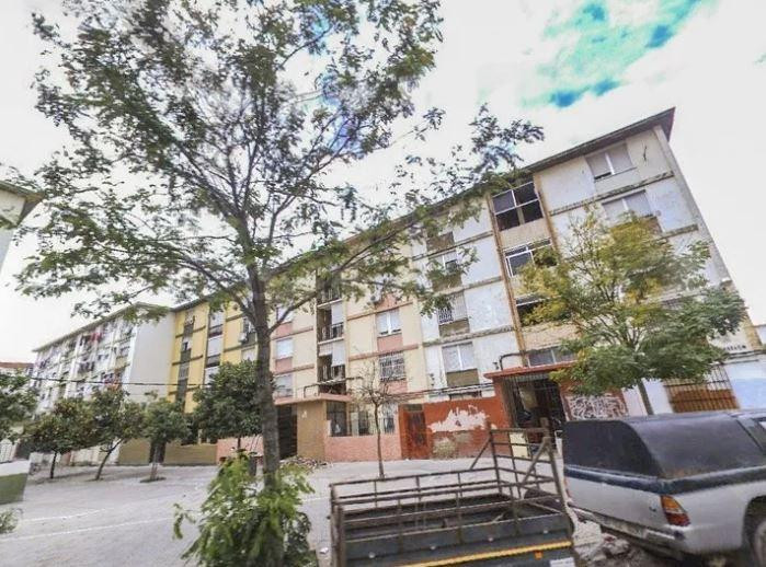 SE VENDE PISO OKUPADO en Calle CARENA Sevilla (Sevilla) - foto 2