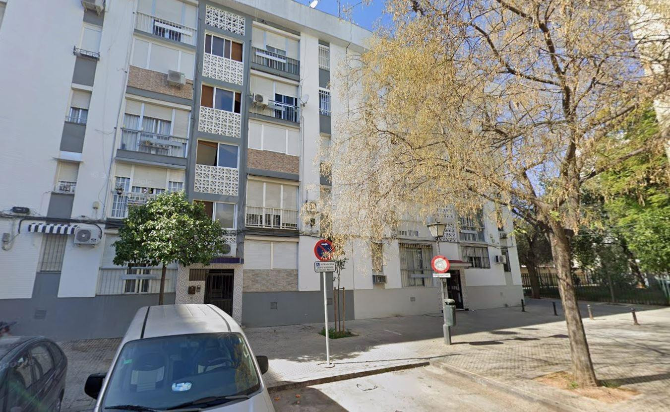 SE VENDE PISO OKUPADO en barrio ANTONIO MOMPLET Nº 4 Sevilla - foto 2