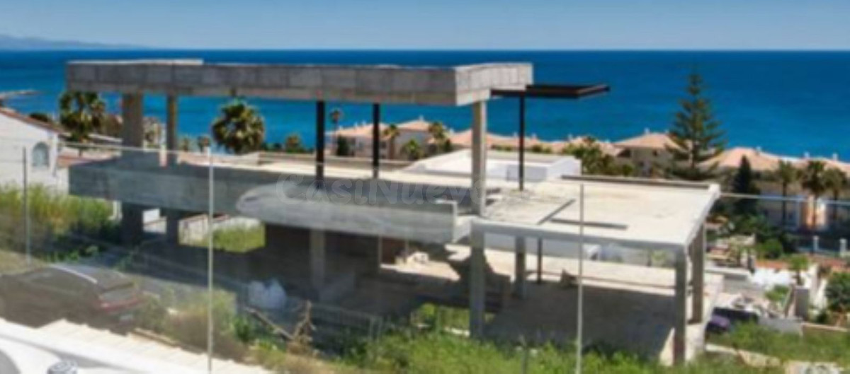 Parcela con proyecto en Estepona, a 100m de la playa