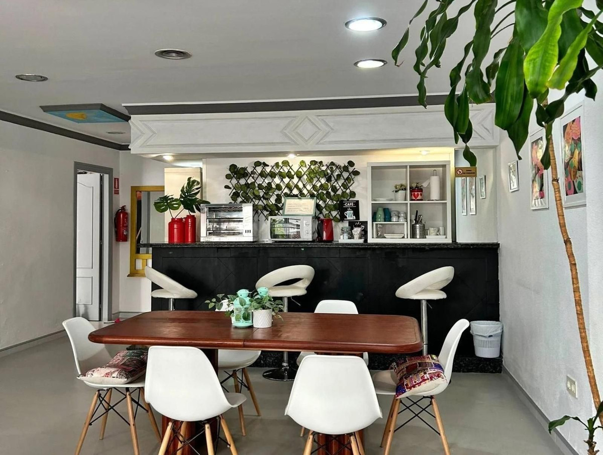 Hostal 17 habitaciones 600m² en venta - Marbella