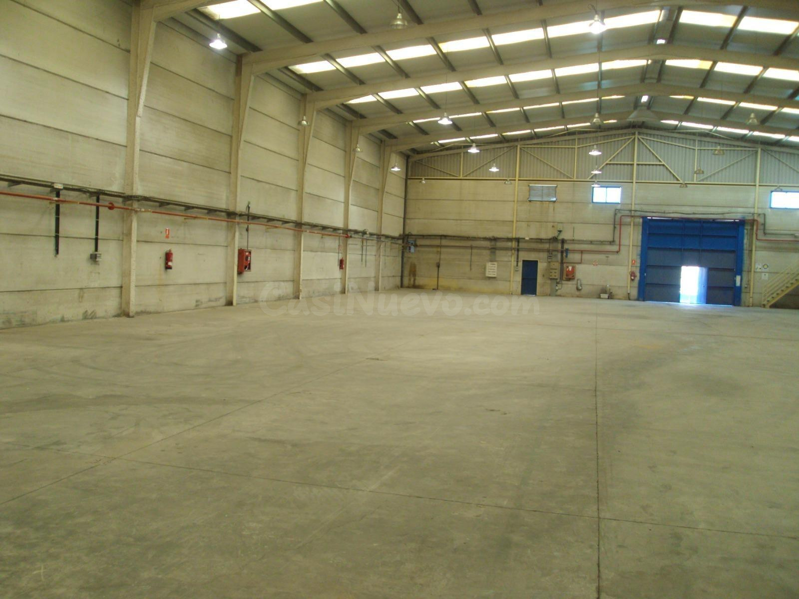 NAVE INDUSTRIAL EN ALQUILER – | 1.800 m2 CONSTRUIDOS + 787 m2 DE EXTERIOR