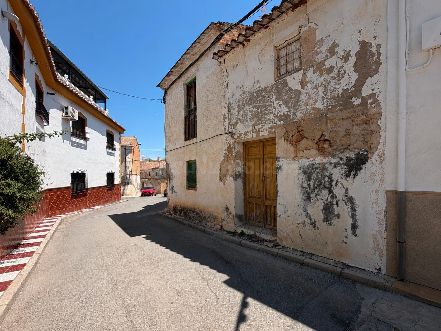 !!Casa de pueblo con gran potencial de reforma integral y patio privado!!