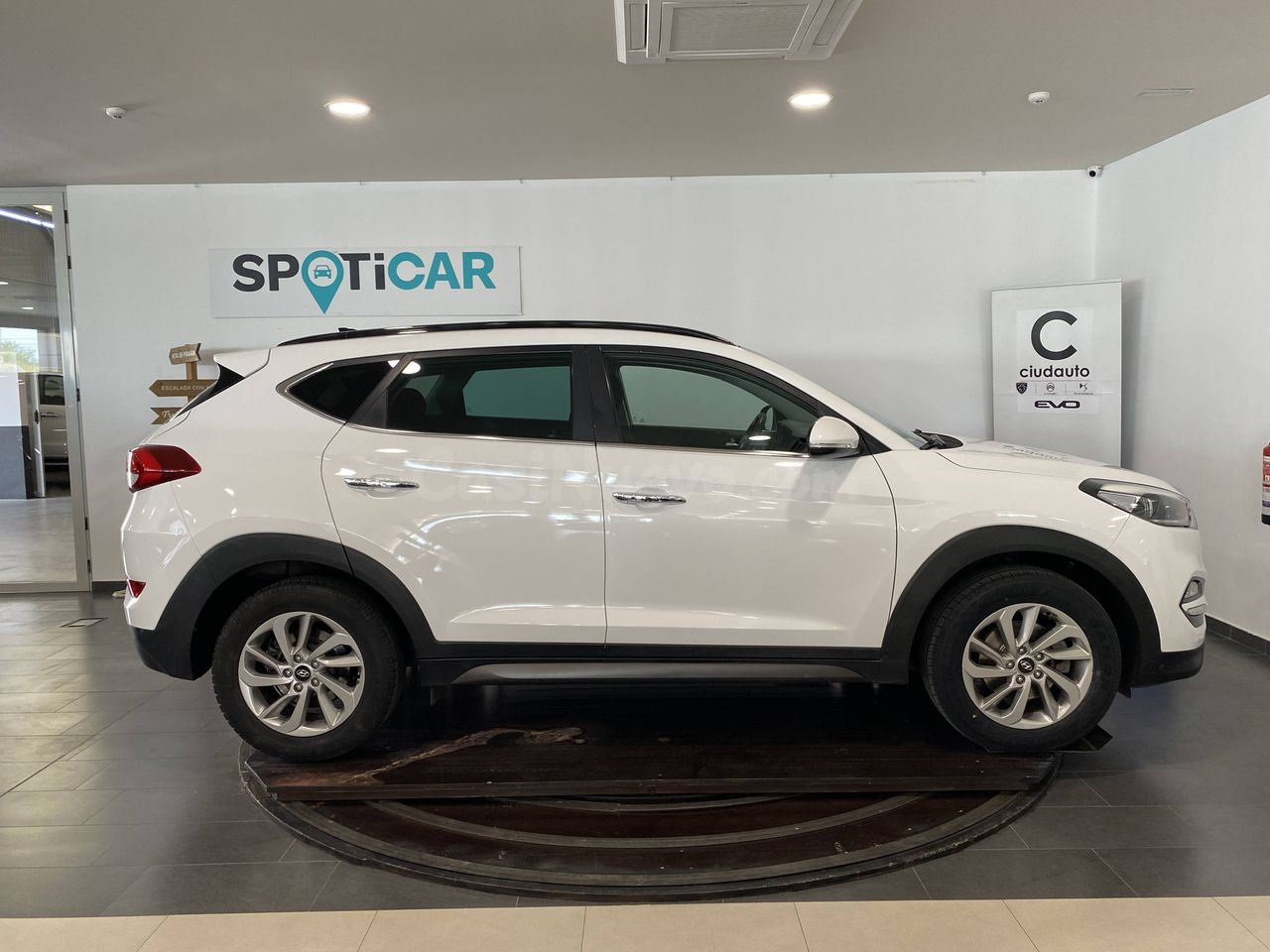 Hyundai Tucson 1.7 CRDi 115cv BlueDrive  4x2 Essence - foto 2