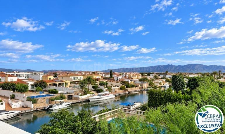 Apartamento con vistas al canal de 1 dormitorio con parking y piscina comunitaria