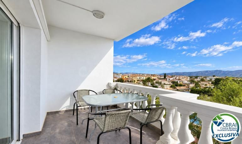 Apartamento con vistas al canal de 1 dormitorio con parking y piscina comunitaria
