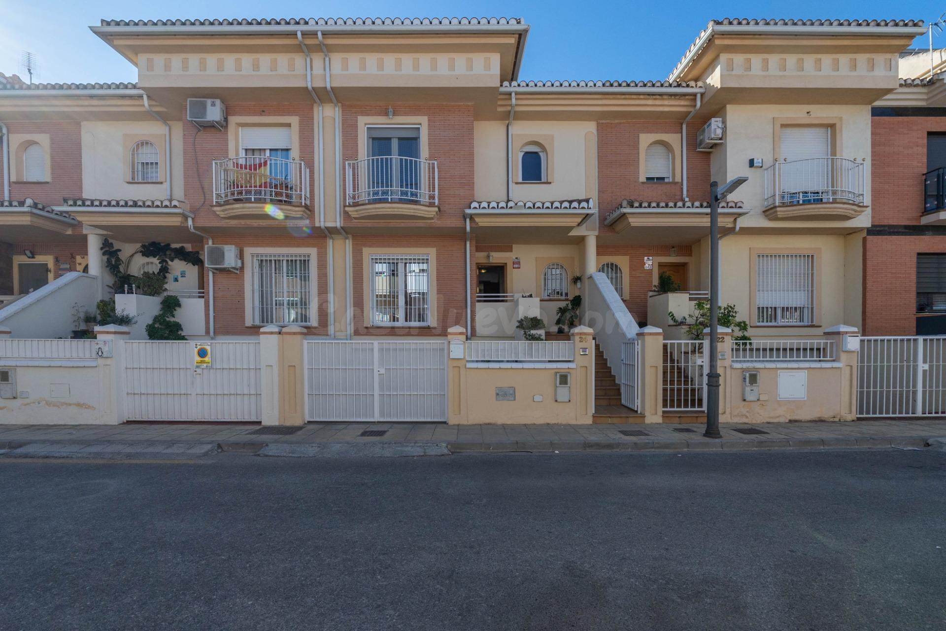 Espectacular chalet adosado en el Vial de Churriana de la Vega: eficiencia, confort y listo para entrar a vivir!