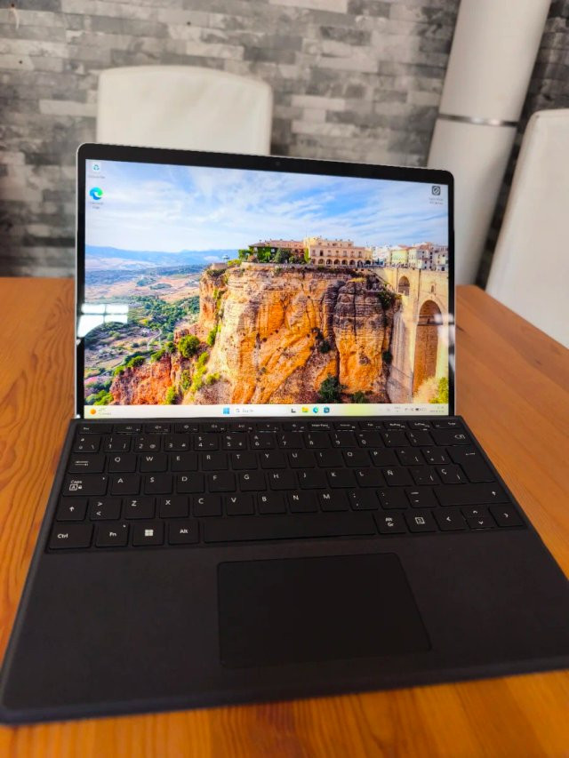 Surface Pro 9 i7 16GB RAM 512GB SSD Barcelona - Excelente estado