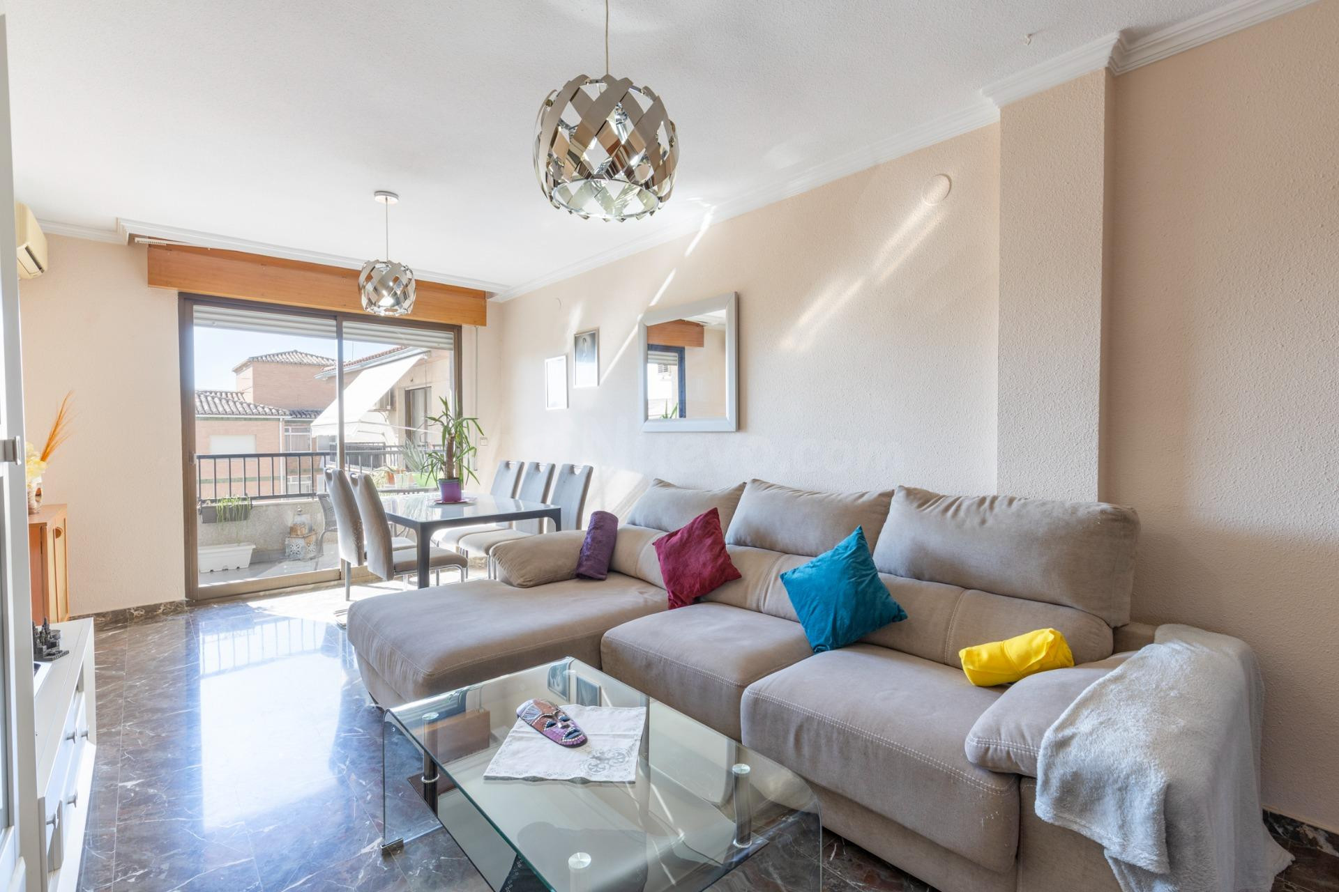 ¡AMPLIA Y LUMINOSA VIVIENDA EXTERIOR CON VISTAS DESPEJADAS!