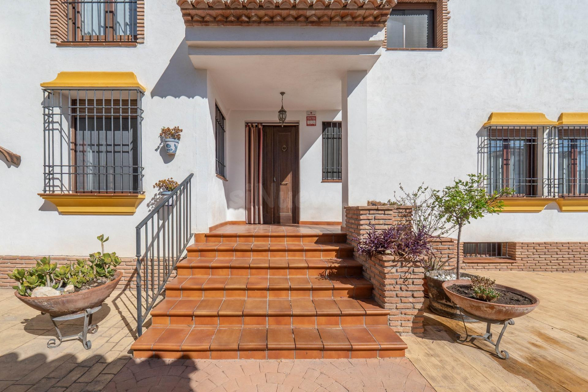 ¡¡ Impresionante chalet dividido en dos viviendas con piscina y zona ajardinadas !!