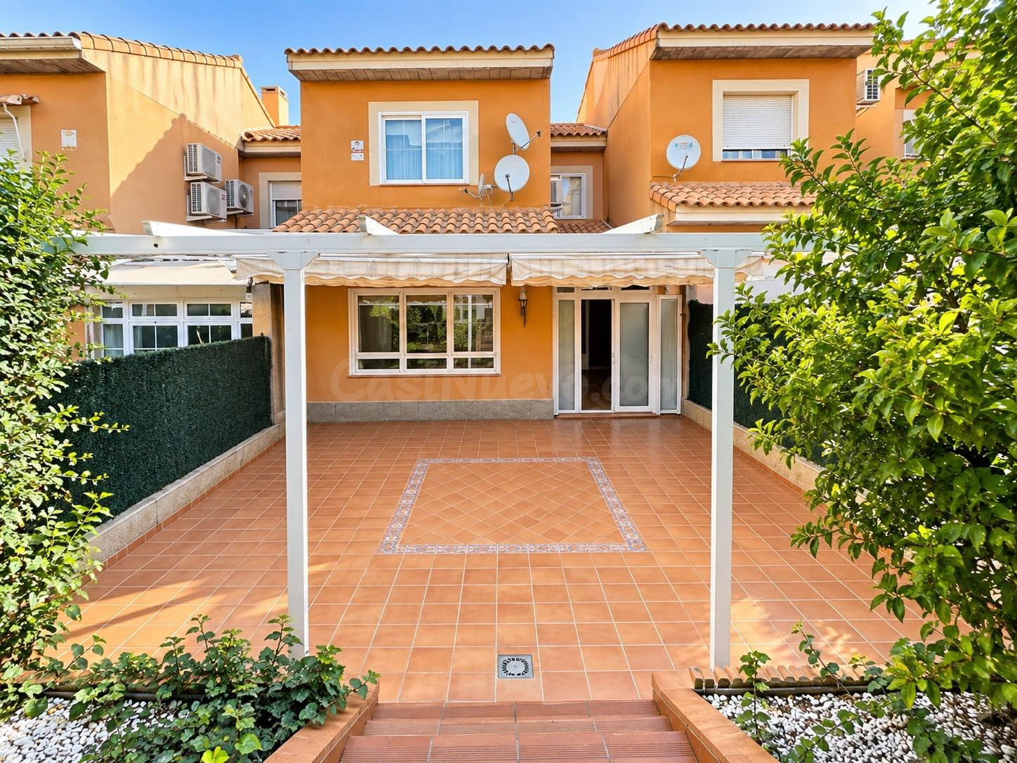 Irlanda. Chalet adosado con 3 plantas, 4 dormitorios, 2 baños completos y 1 aseo. Garaje incluido, piscina comunitaria.