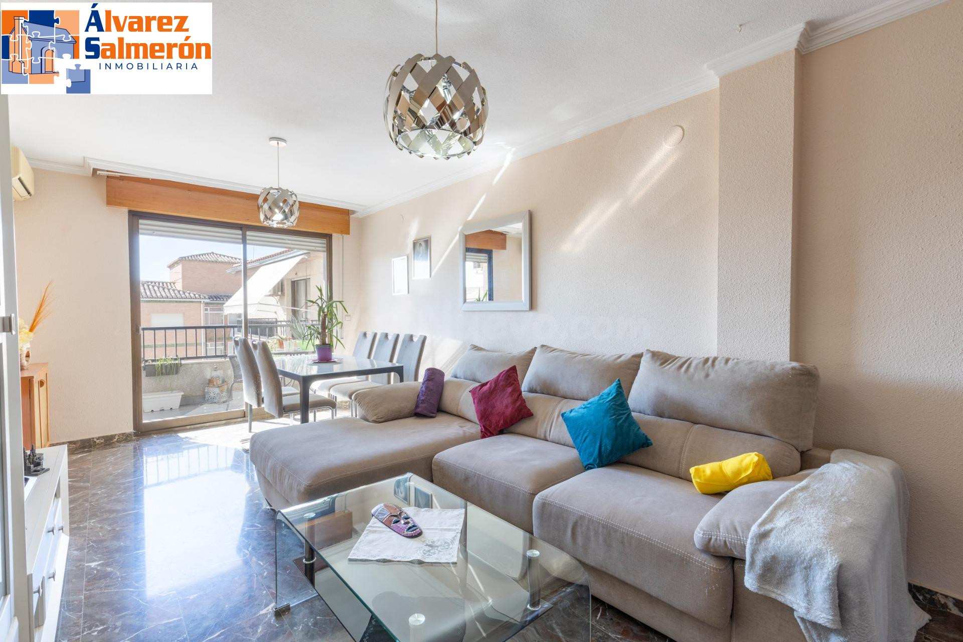 ¡AMPLIA Y LUMINOSA VIVIENDA EXTERIOR CON VISTAS DESPEJADAS!