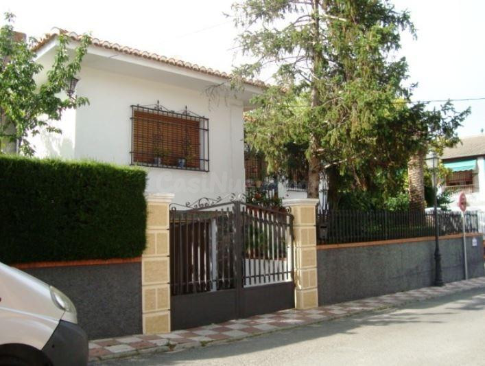 Venta de Chalet Sin Posesión en la localidad de La Zubia