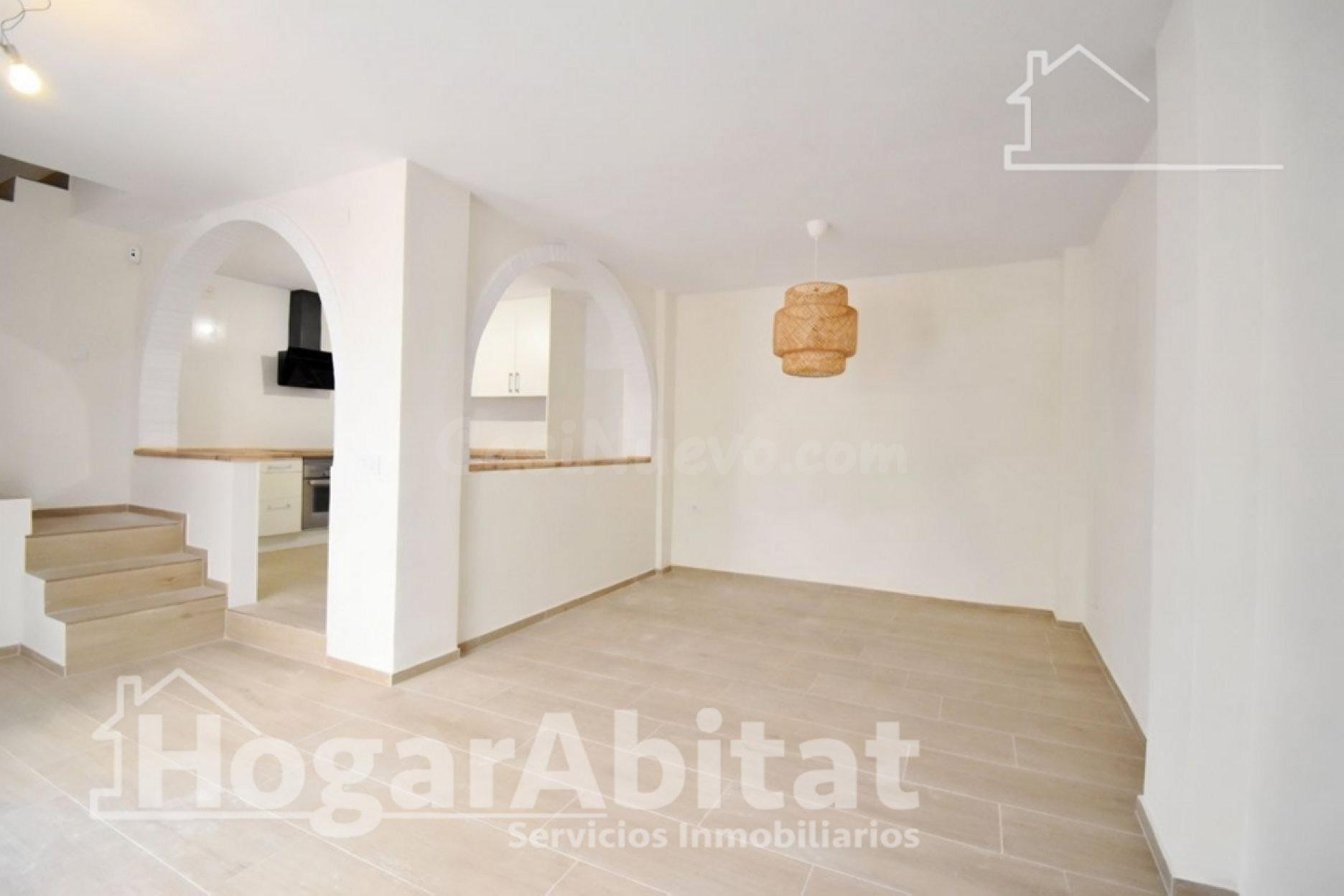 ¡DISFRUTA DE UNA CASA REFORMADA Y LUMINOSA CON IMPRESIONANTE TERRAZA!