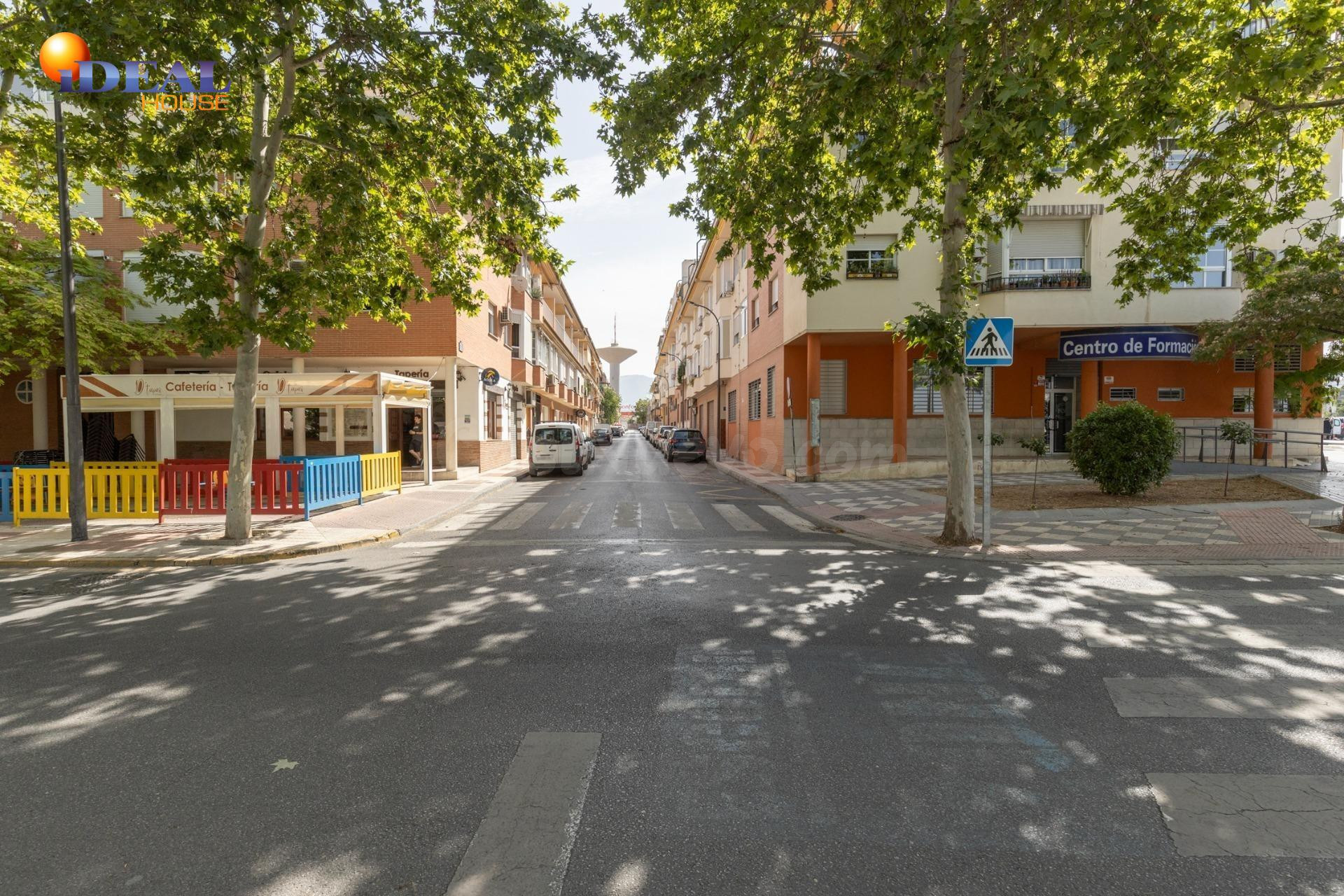 ¡FANTÁSTICA UNIFAMILIAR ADOSADA CON GARAJE EN MARACENA!