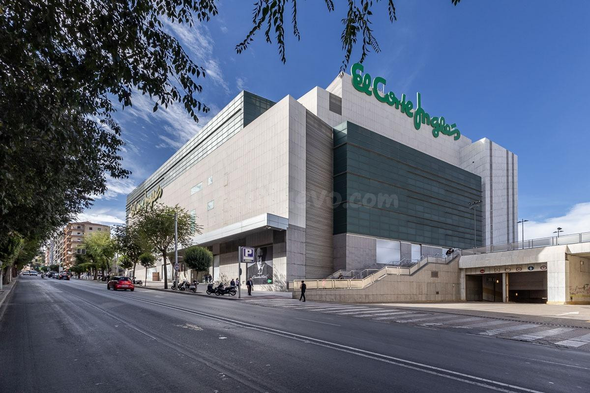 AMPLIO PISO JUNTO A EL CORTE INGLES EN JAEN