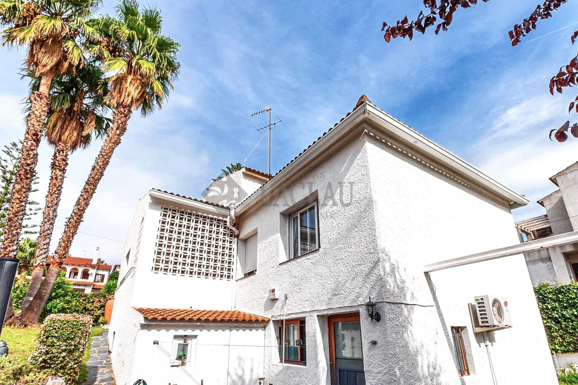 Casa familiar con apartamento independiente, jardín y parkin - foto 3