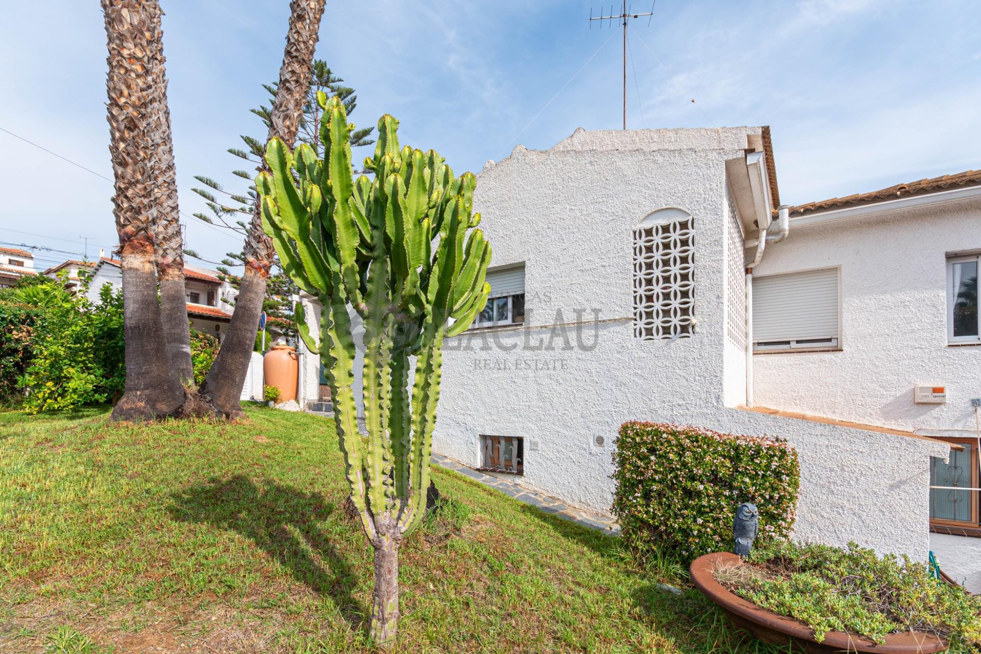 Casa familiar con apartamento independiente, jardín y parkin - foto 4