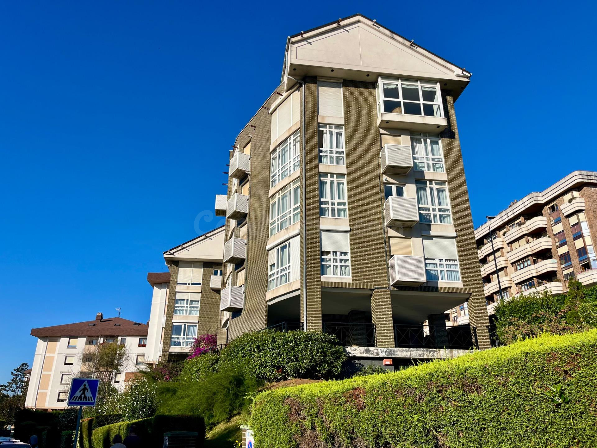 PISO DÚPLEX EN VALDENOJA CON VISTAS A LA BAHÍA