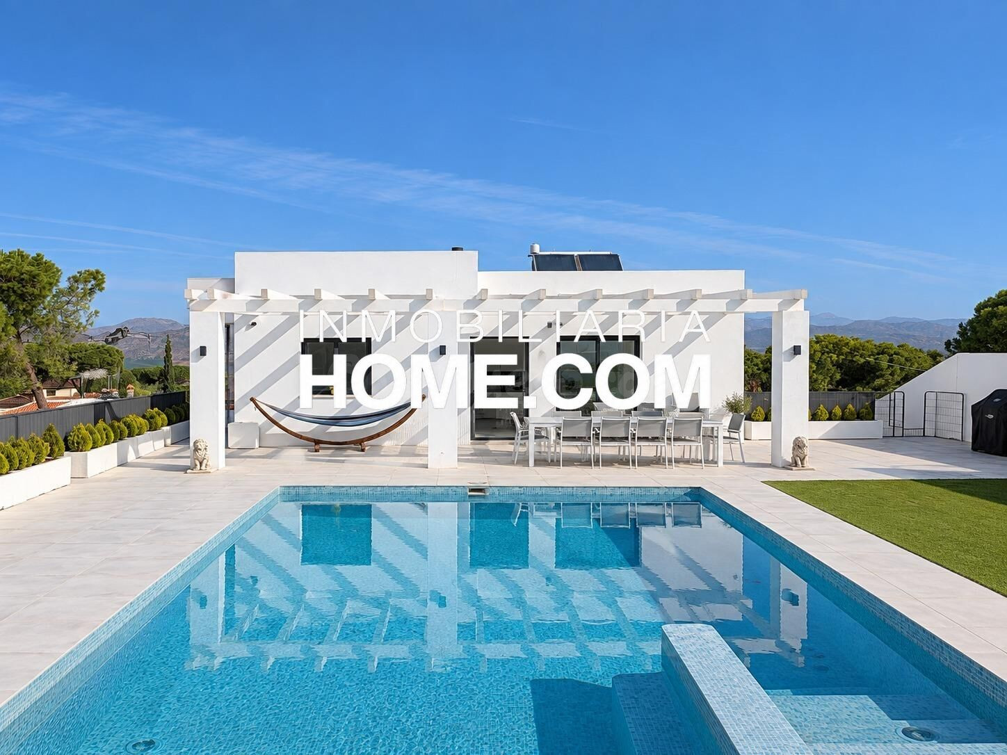 Chalet independiente de diseño moderno con 5 dormitorios, piscina, gran parcela y vistas despejadas en Pinos de Alhaurín