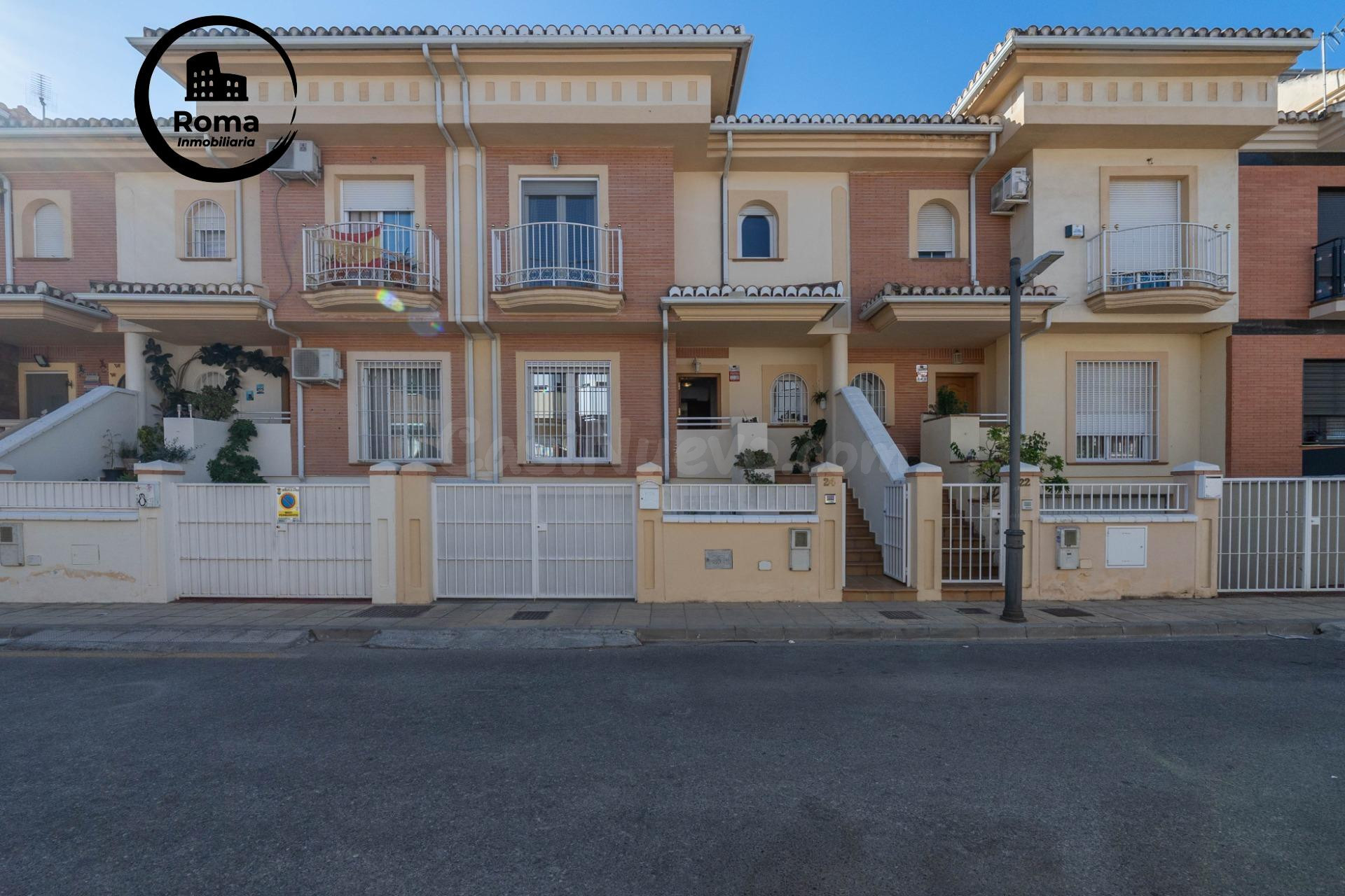 Espectacular chalet adosado en el Vial de Churriana de la Vega: eficiencia, confort y listo para entrar a vivir!