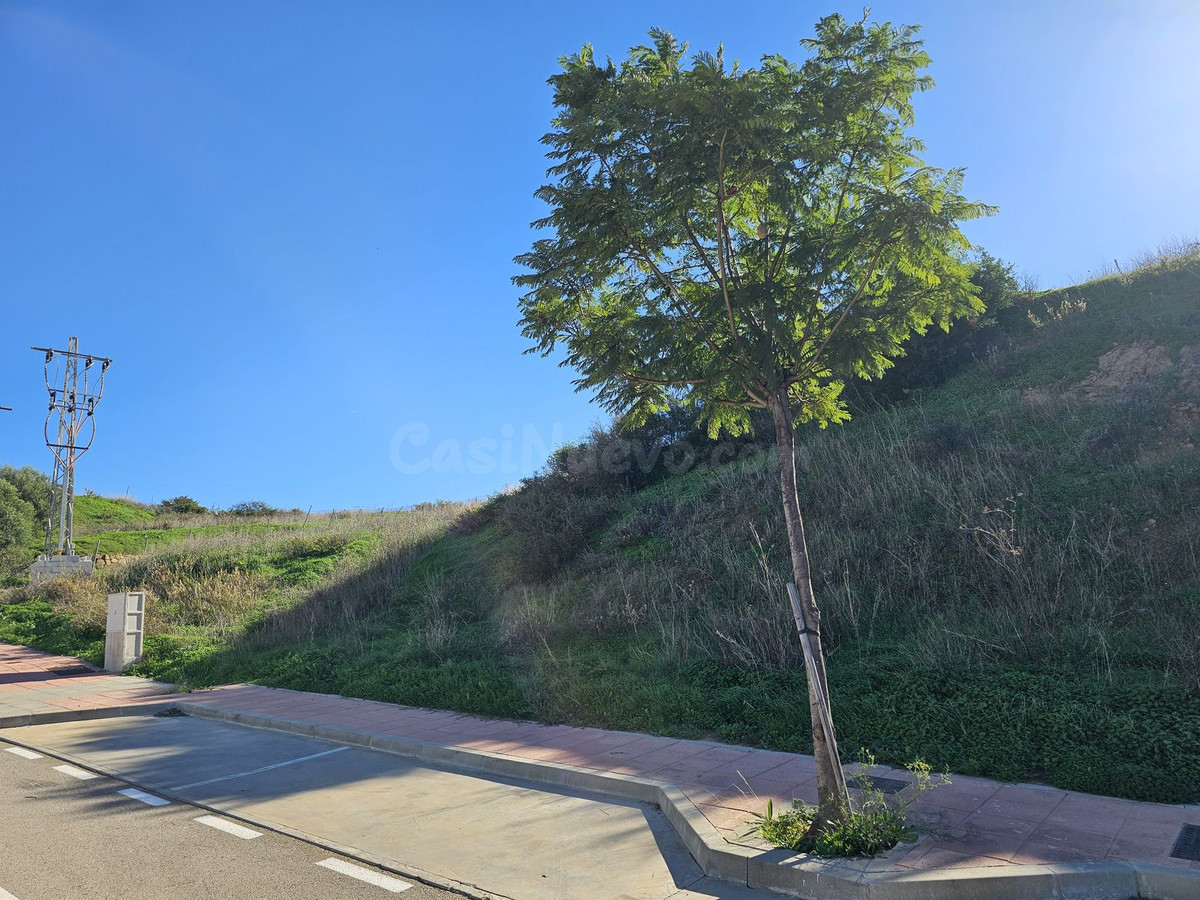Parcela de 534 m2 en Estepona con vistas a golf y montaña