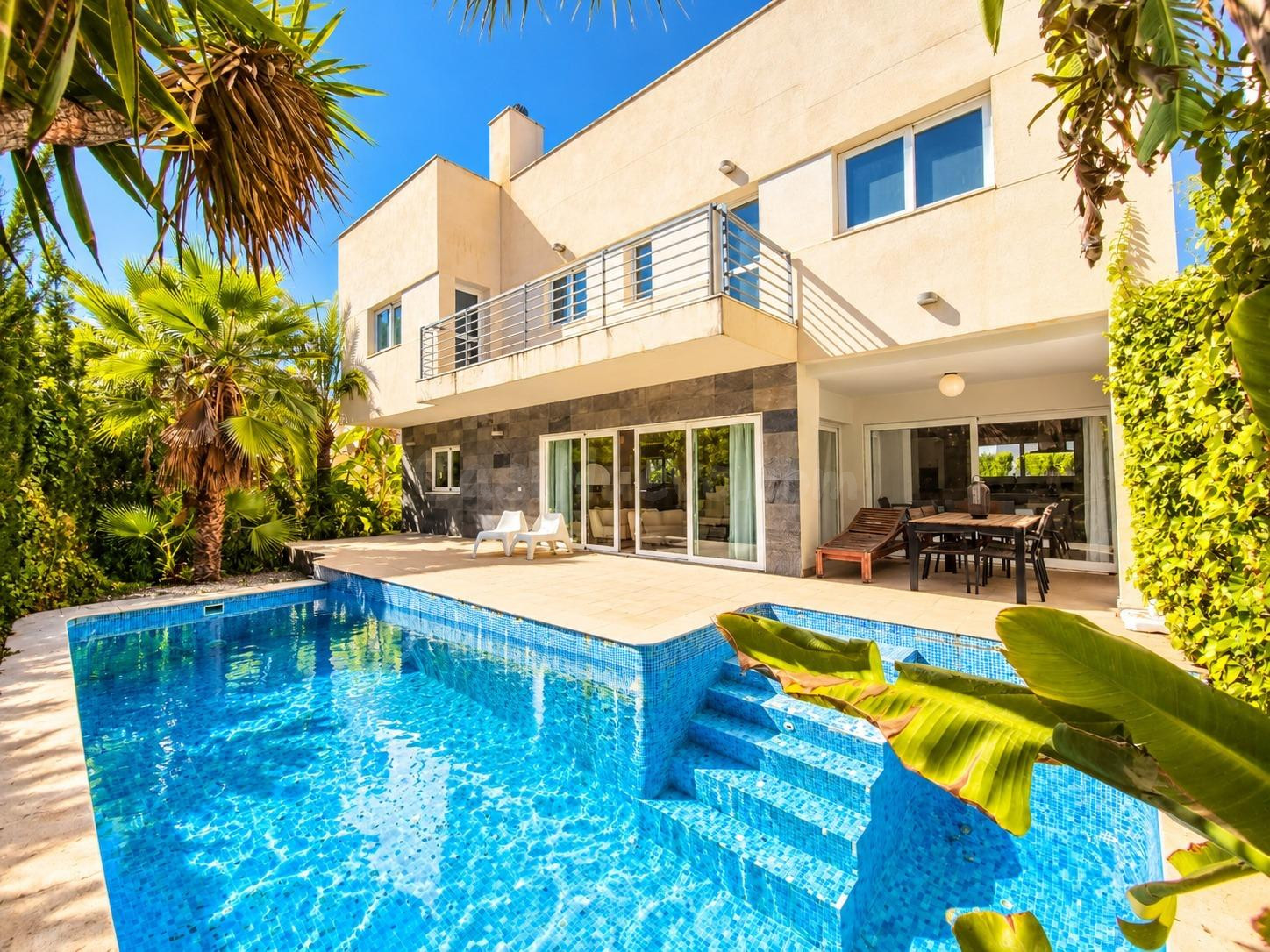ESPECTACULAR VILLA MODERNA JUNTO A LA PLAYA DE ALBIR – ALFAZ