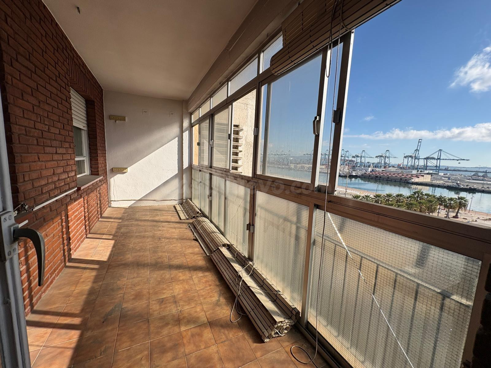 SE VENDE PISO DE TRES habitaciones CON VISTAS A LA BAHIA EN 