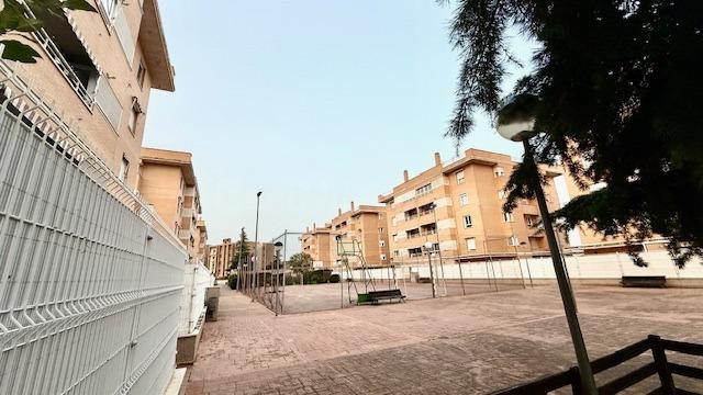 Tres Culturas.Piso bajo con patio, con 2 habitaciones y 1 baño.