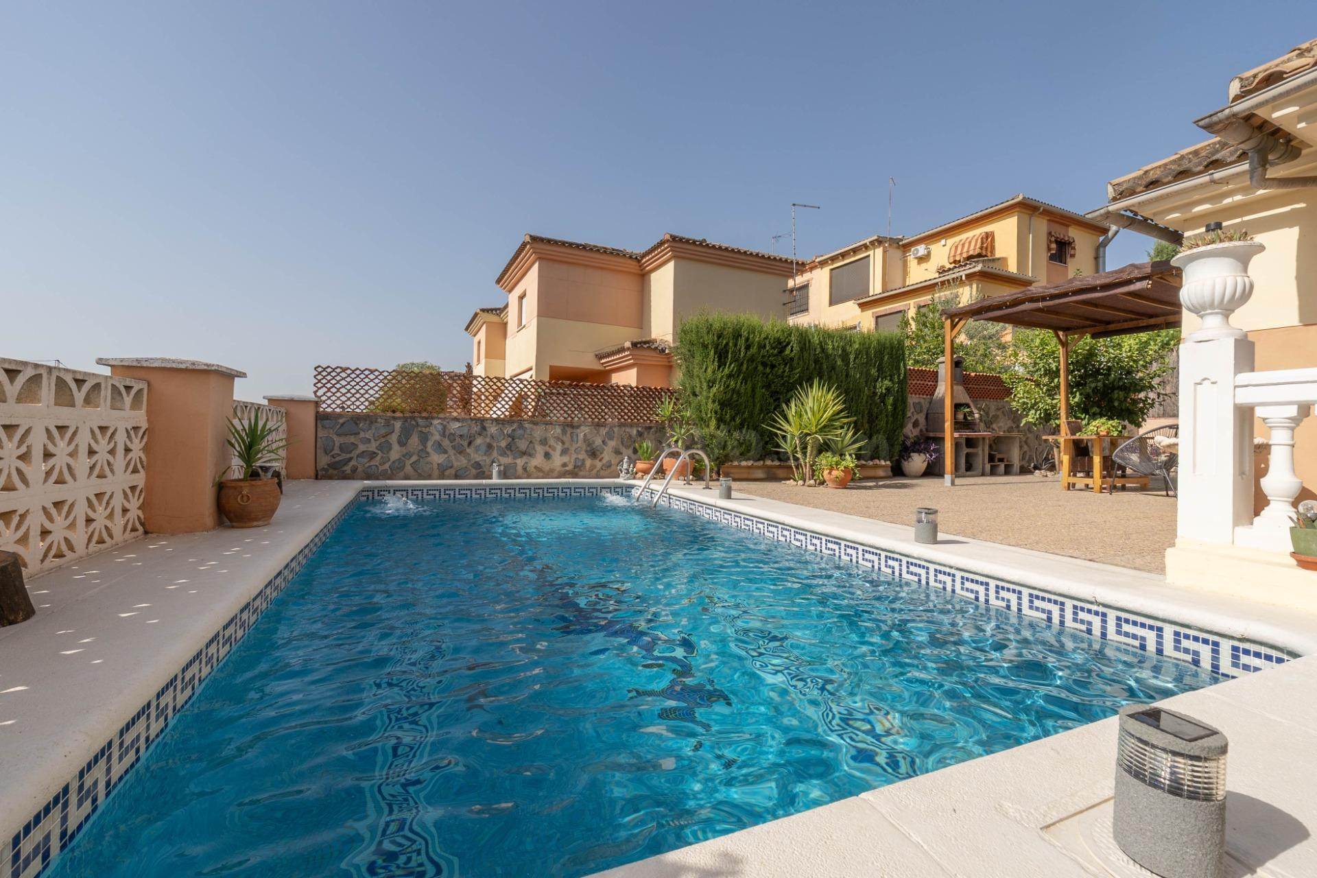 EXCLUSIVA VIVIENDA CON PISCINA PRIVADA EN URBANIZACIÓN "EL TORREÓN" EN ALBOLOTE.