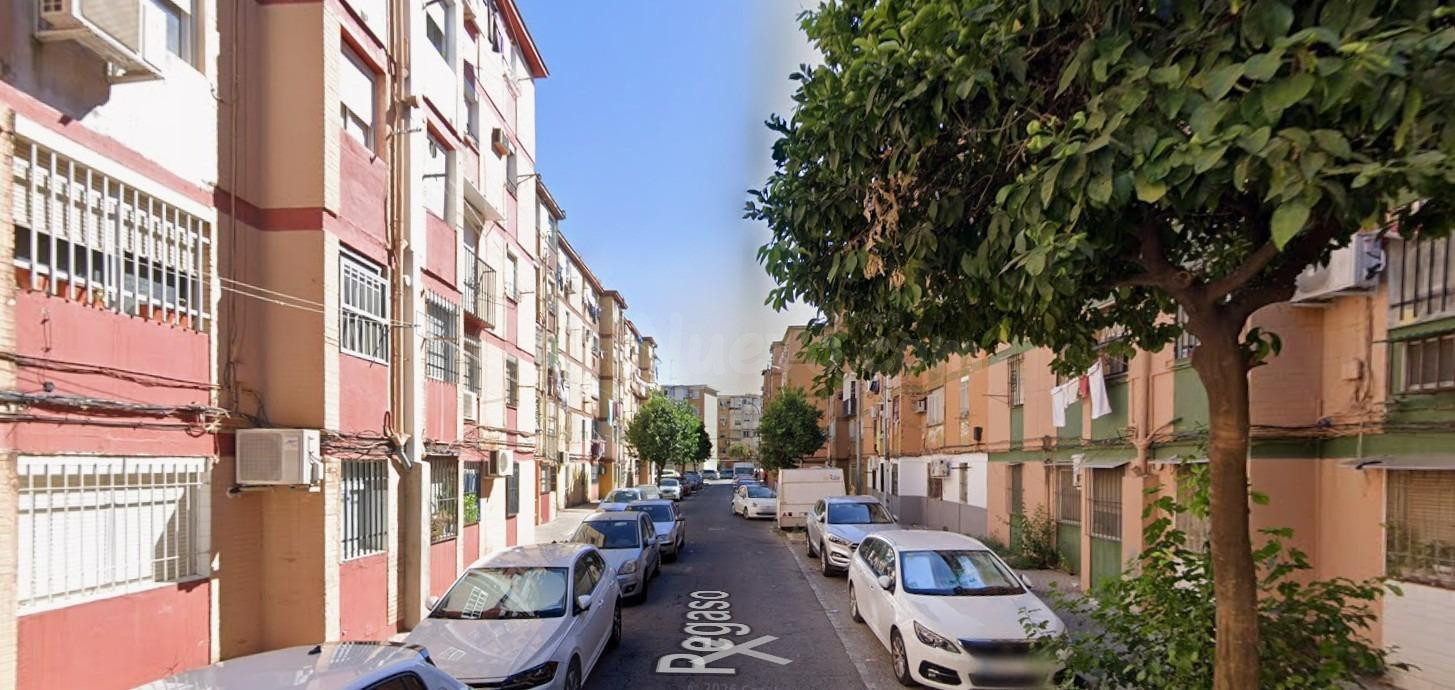 Oportunidad Inmobiliaria en Sevilla: Piso con Potencial