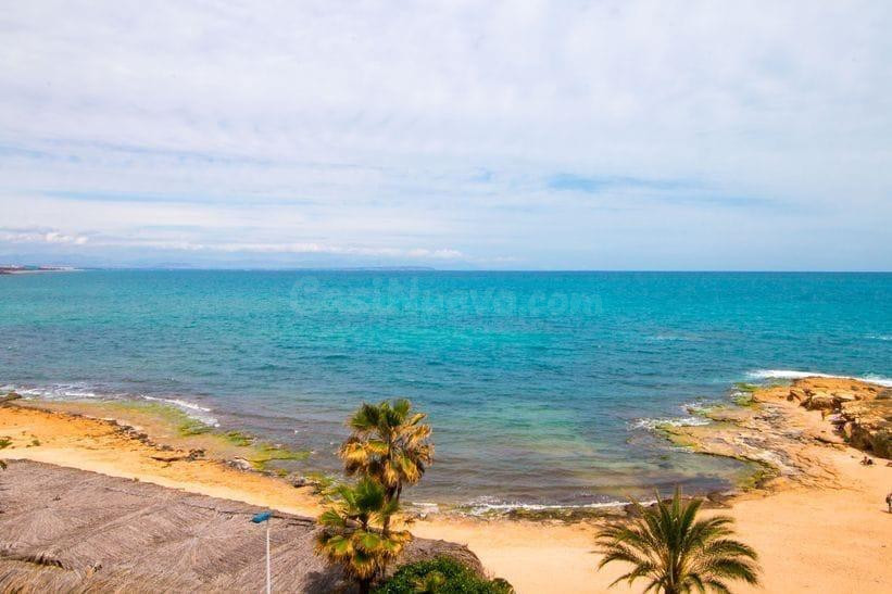 Apartamento reformado con vistas al mar en Cabo Cervera