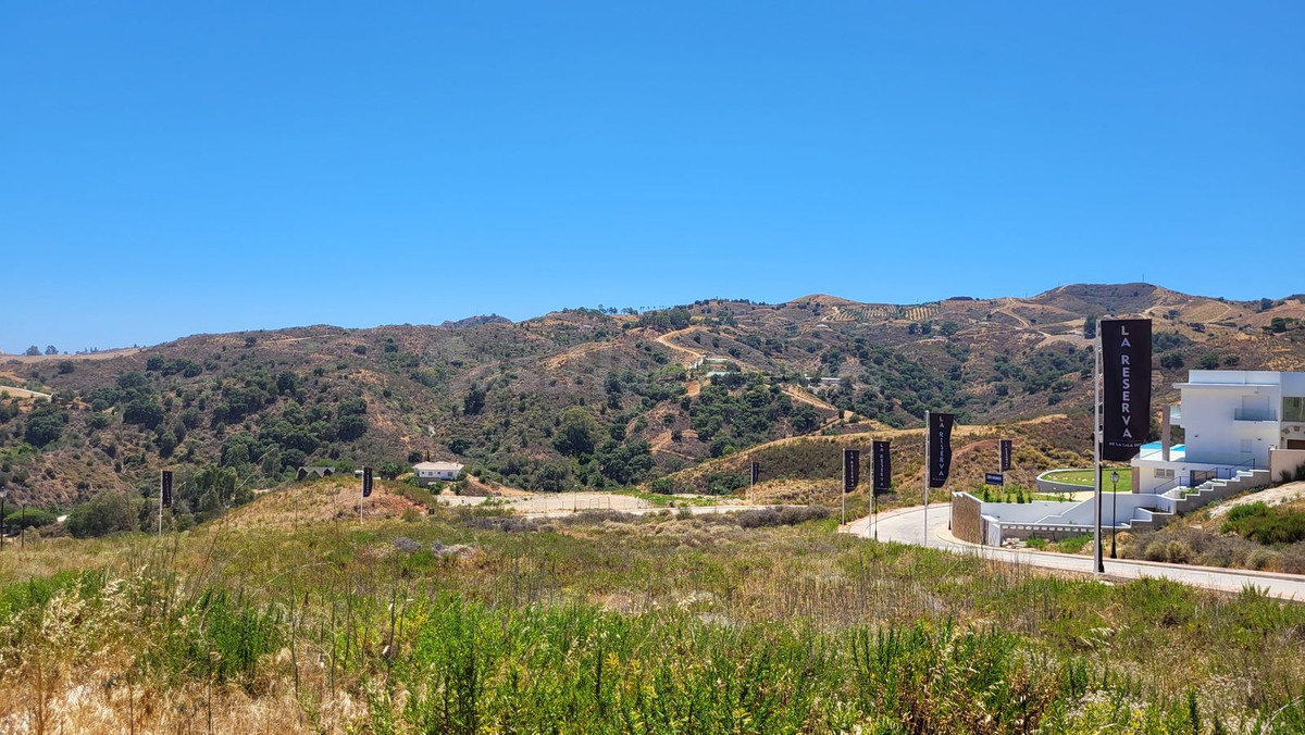 Parcela exclusiva en Mijas con vistas a montaña y edificabilidad alta