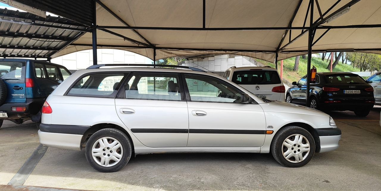 Toyota Avensis Wagon 2.0 D4-D Terra - foto 2